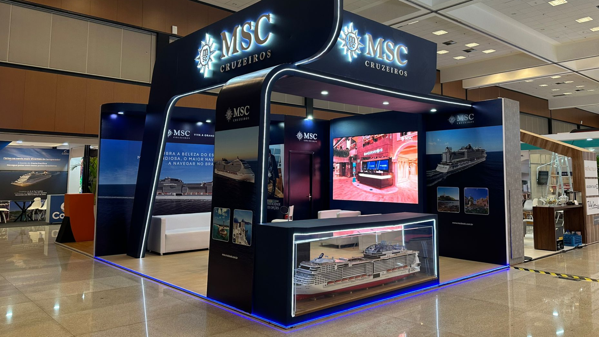 Estande MSC Cruzeiros com arquitetura iluminada